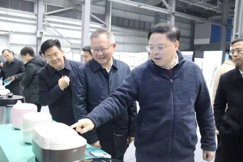 湖南省委常委、省委秘书长张剑飞一行来VSPORTS胜利因您更精彩
调研