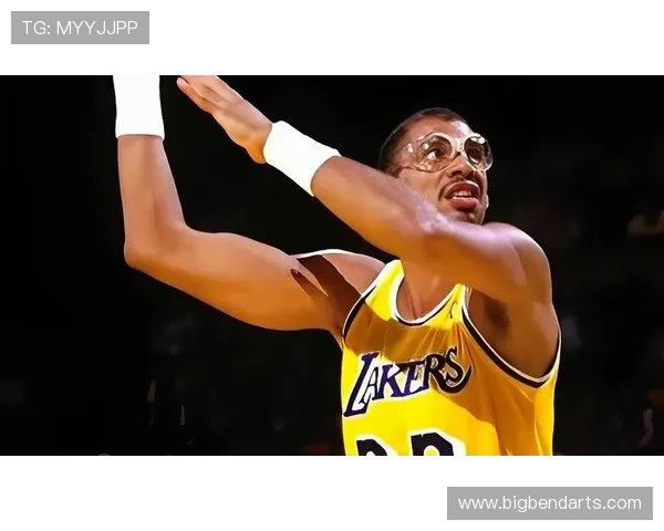 张伯伦篮下统治力超越贾巴尔推动湖人战术革新