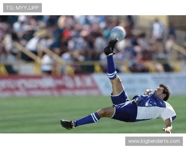 为什么脚踢球不算犯规却算违例？新手必看篮球违例规则解析